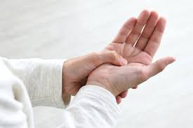 腕のしびれ・だるさの原因は「腕のねじれ」にあり！放置厳禁の理由と簡単セルフケア法