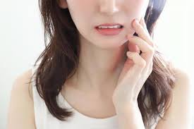 顎を触るのはもう終了！100回揉むより10秒「後頭部」を押してエラ張りをリセット