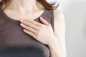 背中を伸ばすより「谷間」を剥がせ！巻き肩・猫背を再発させない胸郭リセット術