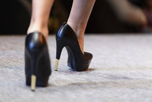 ヒールを履く女性の膝の違和感、実は坐骨神経が原因？立ち上がれなくなる前のリセット術