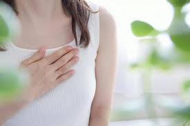 巻き肩解消で顔のたるみもスッキリ！10秒で胸の筋肉「小胸筋」をほぐす美姿勢ケア