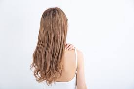 肩の盛り上がりは揉んでも治らない？原因の「広背筋」を動かす肩こり解消ケア