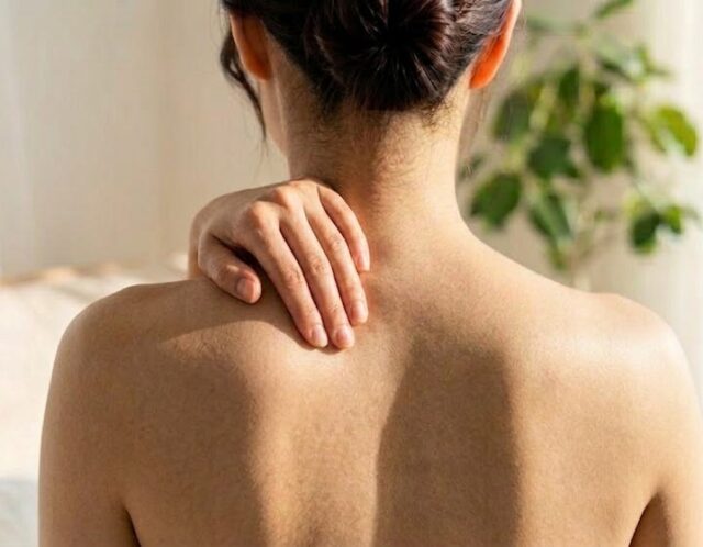 肩甲骨の内側や背中の痛みを解消！巻き肩からくる「伸びっぱなし筋肉」のリセット術