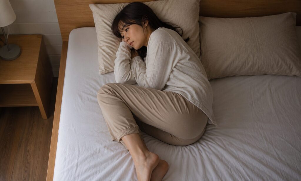 脚のムズムズで眠れない女性(高松市整体, セルフケア)