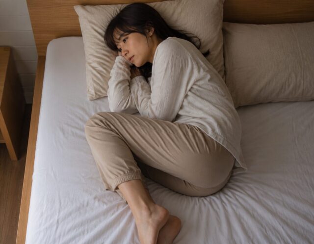 眠れない脚のムズムズを解消！限界まで働く女性のための夜の神ストレッチ