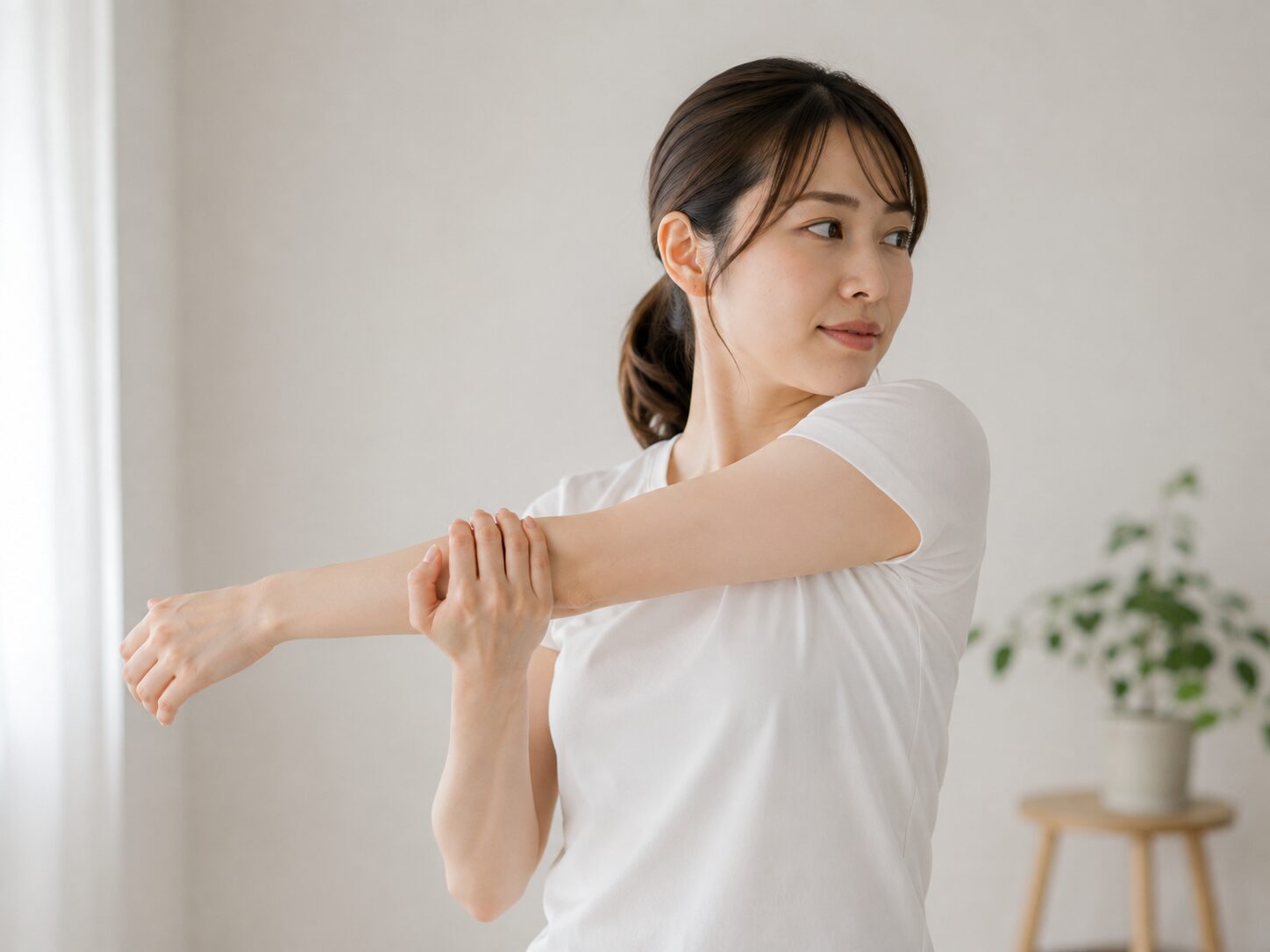 腕を外側に捻って巻き肩をケアする方法
