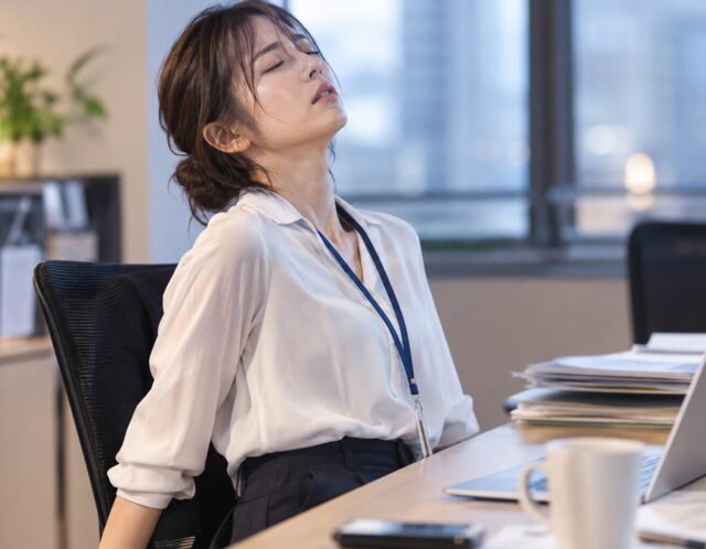 無理に背筋を伸ばすと疲れる？猫背の本当の原因とお腹ほぐしセルフケア